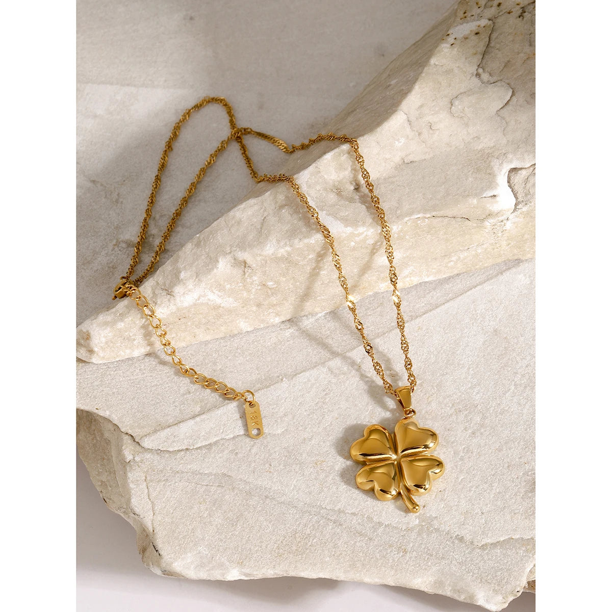 Uworld Lucky Flower Pendant Stainless Steel Gold Color Necklace Rust Proof Waterproof Statement Stylish Jewelry 2024